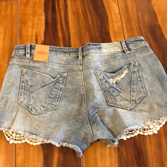 Lace detailed shorts - Picture 2 of 2